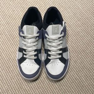 On Running men’s size 10.5 The Roger sneaker, gray, blue, black and white.